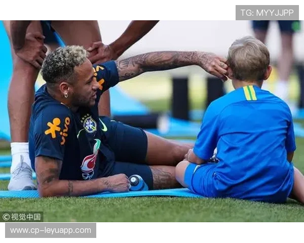 内马尔现身孤儿院陪孩子做游戏，画面温馨到炸裂