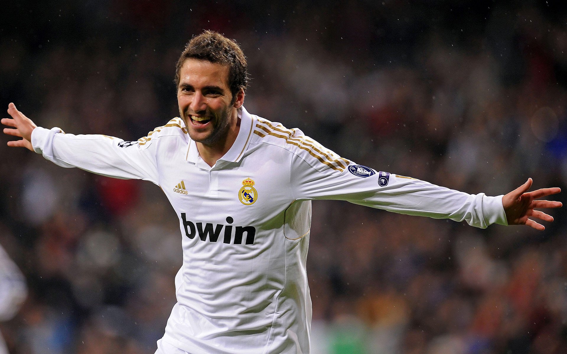 “亚戈·卡尔曼：阿根廷美洲狮队的全能后卫，未来值得期待”