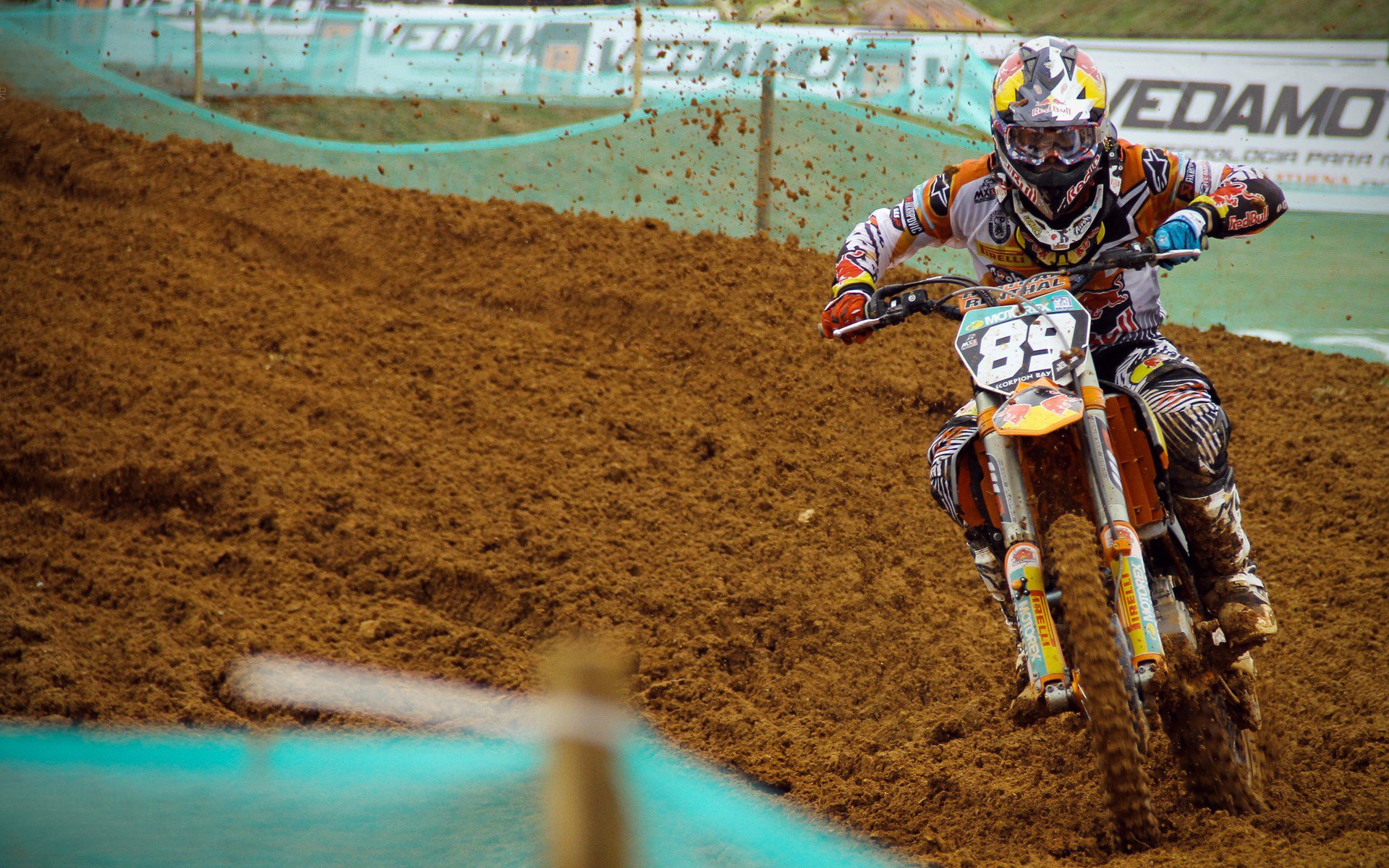 球队通过心理辅导缓解比赛压力提升临场决策与专注力，足球心理训练对于青少年球员产生的影响